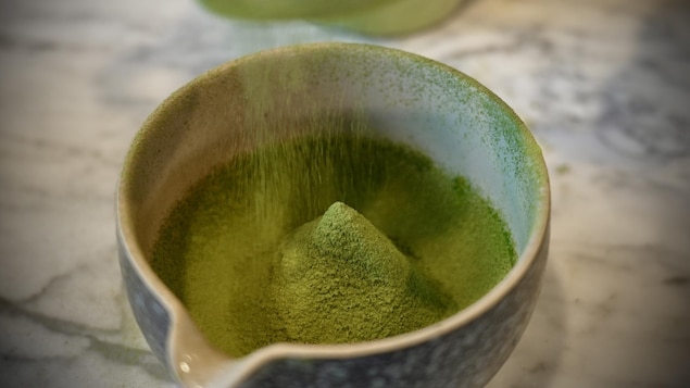 De la poudre de thé matcha dans un petit bol.