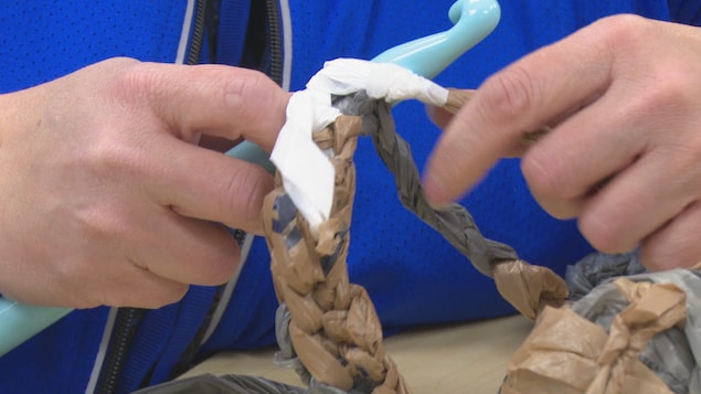 Gros plan sur les mains d'une personne qui est en train du faire du crochet Gros plan sur les mains d'une personne qui est en train du faire du crochet