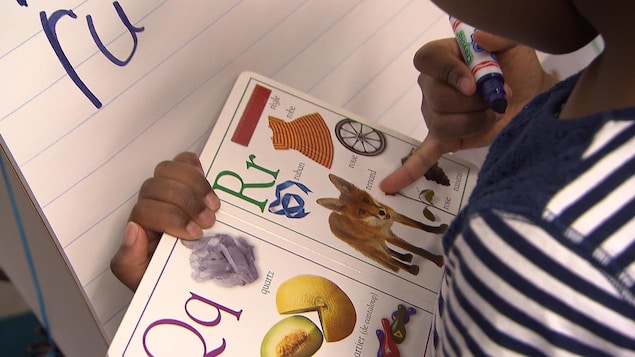 Un enfant lit un livre Un enfant lit un livre