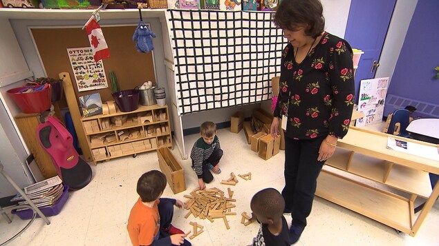 Des enfants jouent avec des blocs. Des enfants jouent avec des blocs.