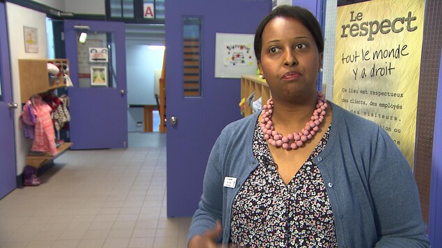 Une femme dans un corridor d'une école Une femme dans un corridor d'une école