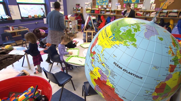 Une salle de classe avec plusieurs enfants.