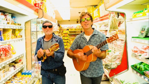 Mathieu D'Astous accompagné d'un guitariste dans une épicerie.