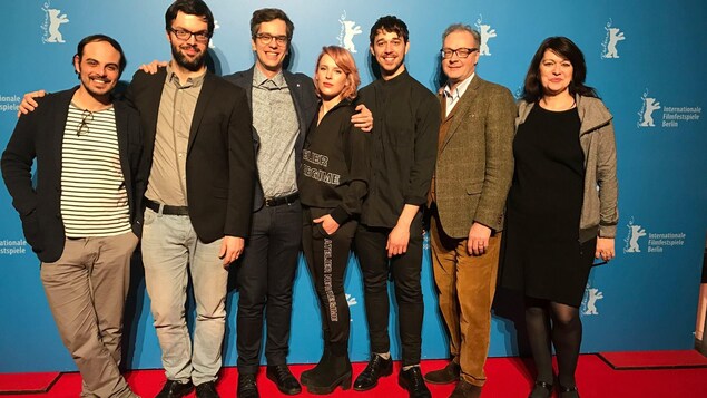 L'équipe du film « Ceux qui font les révolutions à moitié n'ont fait que se creuser un tombeau » prend la pose sur le tapis rouge du Festival international du film de Berlin.
