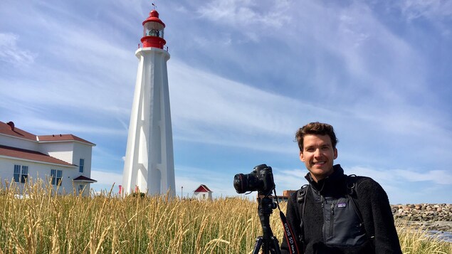 Le photographe Mathieu Dupuis au pied du phare de Pointe-au-Père Le photographe Mathieu Dupuis au pied du phare de Pointe-au-Père