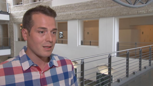 Mathieu Fleury répond aux questions d'une journaliste. Mathieu Fleury répond aux questions d'une journaliste.