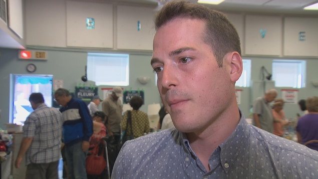 Le conseiller municipal sortant du quartier Rideau-Vanier, Mathieu Fleury, dans une salle communautaire en entrevue. Le conseiller municipal sortant du quartier Rideau-Vanier, Mathieu Fleury, dans une salle communautaire en entrevue.
