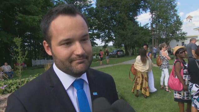 Mathieu Lacombe répond aux questions d'une journaliste. Mathieu Lacombe répond aux questions d'une journaliste.