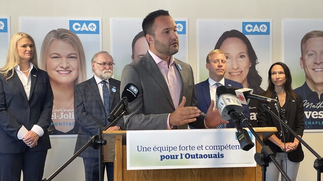 Mathieu Lacombe au lutrin lors d'une conférence de presse.