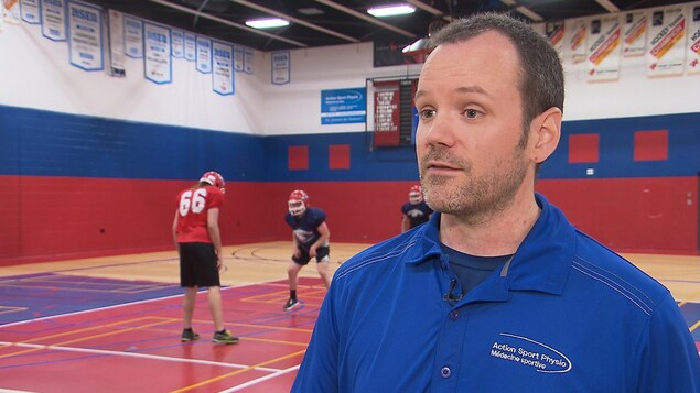 Mathieu Poirier supervise le traitement des jeunes qui ont subi une commotion cérébrale. Mathieu Poirier supervise le traitement des jeunes qui ont subi une commotion cérébrale.