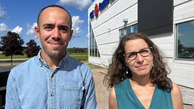 Les sociologues Mathieu Wade et Michelle Landry, à Moncton, le 15 août 2022.