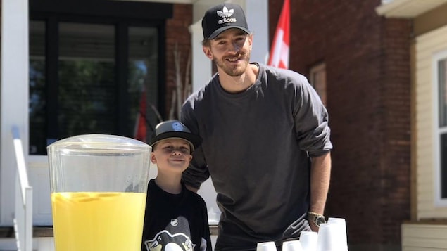 Matt Murray visite un jeune garçon à un comptoir à limonade à Thunder Bay.