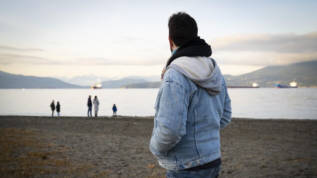 Un homme regarde au loin.