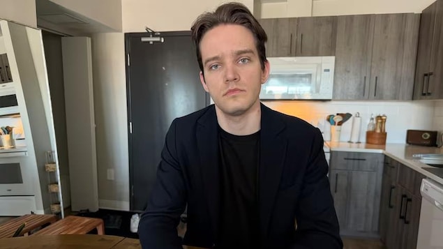 Matt Ushakov dans une cuisine.