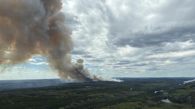Un feu de forêt majeur de 464 hectares force l’évacuation d’une Première Nation
