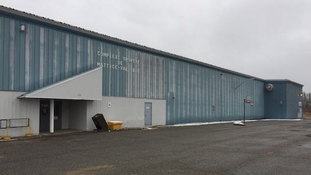 Un parking désert près d'une vieux complexe sportif