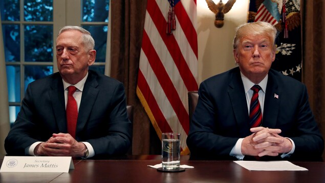 James Mattis et Donald Trump, l'un à côté de l'autre, mais ne se regardant pas.