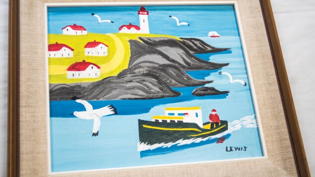 Un tableau d'art naïf montrant un bateau de pêche, des maisons et des goélands