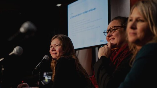 Maude Labrecque-Denis, Marie-France Beaudry et Valérie Morin lors d'une rencontre du Conseil régional de développement de l'Abitibi-Témiscamingue.
