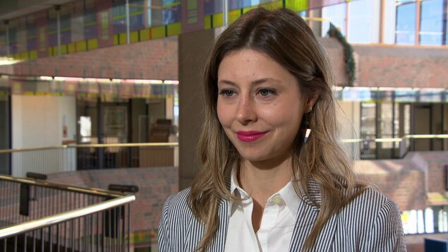 Maude Marquis-Bissonnette répond aux questions d'une journaliste à la Maison du citoyen.