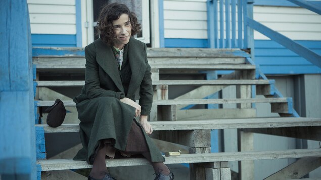 Sally Hawkins, assise sur une marche juste à l'extérieur d'une maison, dans une scène du film « Maudie » Sally Hawkins, assise sur une marche juste à l'extérieur d'une maison, dans une scène du film « Maudie »