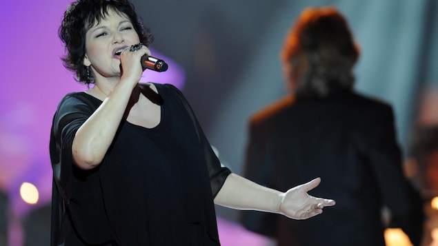 Maurane chante sur scène.