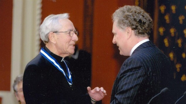 Mgr Couture reçoit l’Ordre national du Québec des mains du premier ministre Jean Charest le 28 octobre 2003
