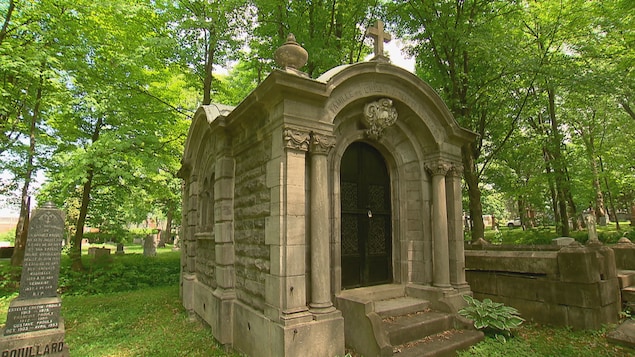 Le cimetière abrite huit monuments de grandes dimensions. Le cimetière abrite huit monuments de grandes dimensions.