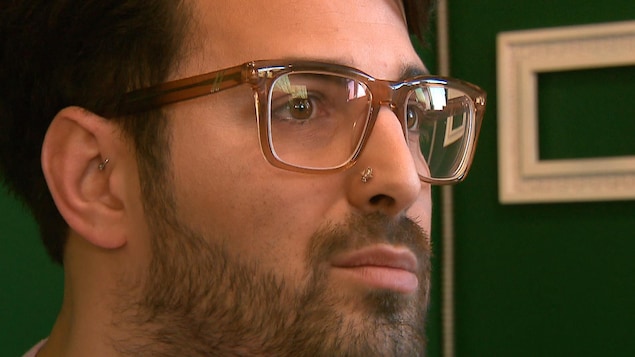 Max Lance, en entrevue dans son appartement