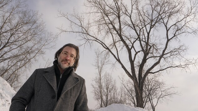 Portrait de l'auteur à l'extérieur à Montréal en hiver. 