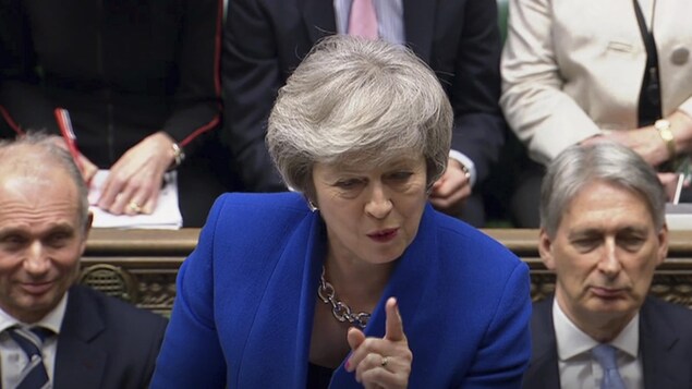 Theresa May montre du doigt un opposant aux Communes.