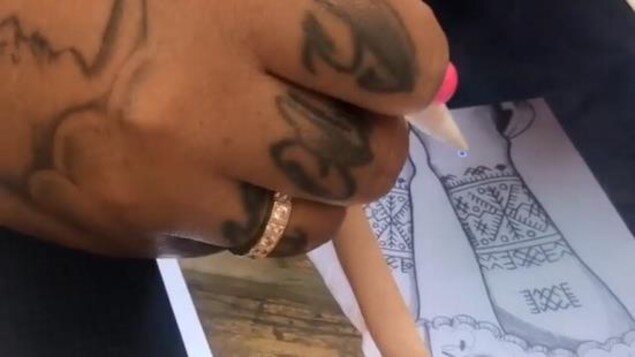 Maya a documenté le processus d'un de ses tatouages avec Phylo.