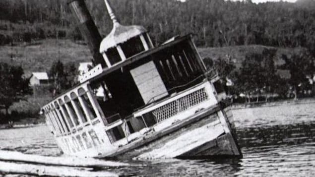 Photo d'archives du Mayflower, un bateau qui a sombré dans le lac Massawippi, en Estrie, à la fin du 19e siècle.