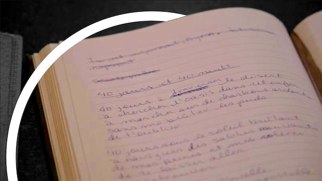 Image d'un livre ouvert avec des écritures à la main.