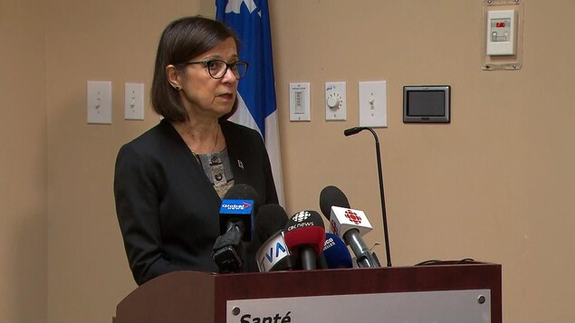 La ministre devant un lutrin.