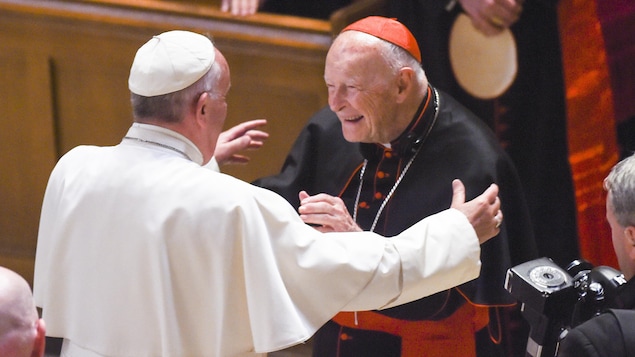 Le pape et un cardinal s'apprêtent à se donner l'accolade Le pape et un cardinal s'apprêtent à se donner l'accolade
