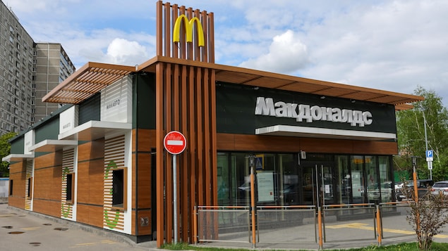 Un restaurant McDonald's, vu de l'extérieur. L'endroit est déserté.