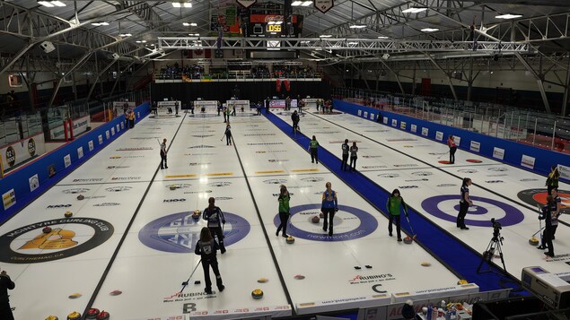 Gros plan d'une surface de curling.