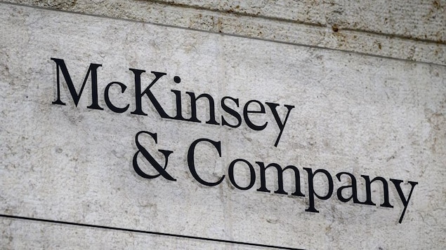 Un panneau de l'entreprise McKinsey.