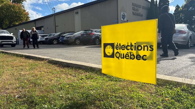 Des affiches d'Élections Québec.