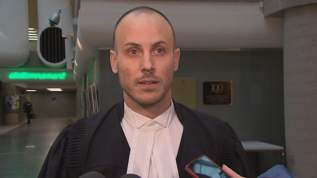 Me Jean-Philippe Lanthier en mêlée de presse au palais de justice de Québec.
