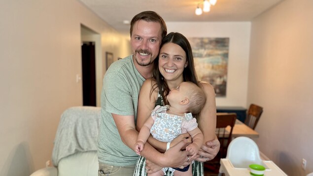 Nicolas Roland enlace Meaghan Payeur et leur fille dans leur maison.