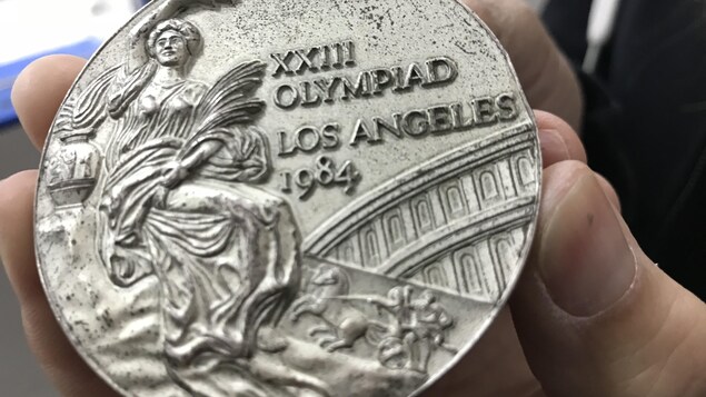 La médaille d'argent de France Gareau, qu'elle a remporté lors du relais 4 x 100 mètres aux Jeux olympiques de Los Angeles de 1984. La médaille d'argent de France Gareau, qu'elle a remporté lors du relais 4 x 100 mètres aux Jeux olympiques de Los Angeles de 1984.