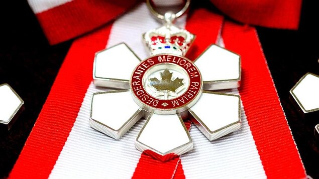 Une médaille de l'Ordre du Canada.