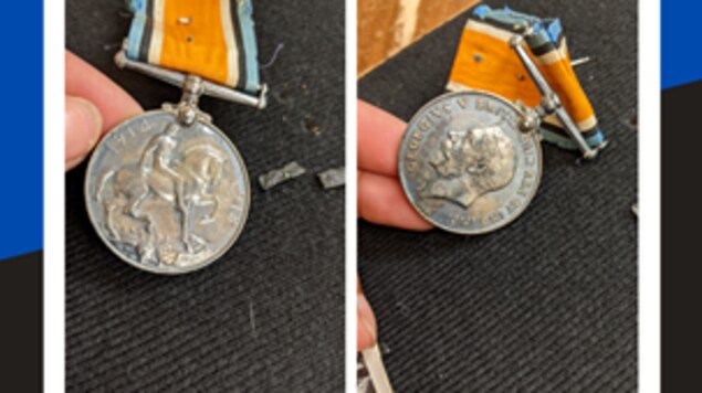 Des médailles de guerre trouvées à Calgary remises à la famille de leur propriétaire
