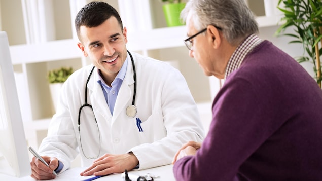 Photo d'un médecin et son patient.