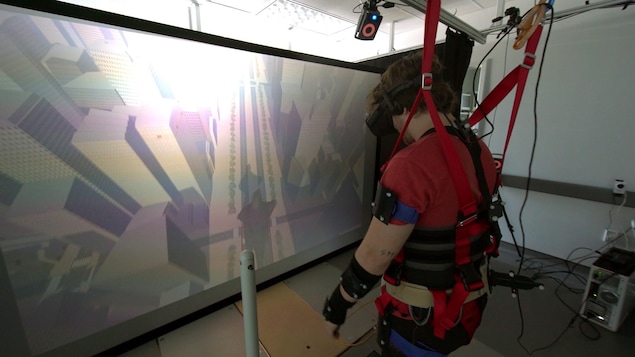 Avec l'aide de la réalité virtuelle, des chercheurs du CHUM développent un nouvel outil de réadaptation qui devrait, un jour, aider les victimes d’AVC, par exemple.