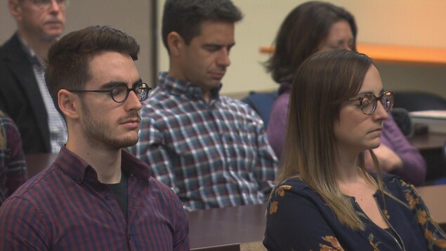 Des étudiants de la faculté de médecine de l'Université de Montréal, campus de Trois-Rivières, les yeux fermés, en pleine séance de méditation.