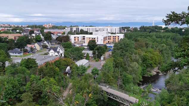 Une représentation d'un bâtiment de neuf étage depuis le parc des Chutes à Rivière-du-Loup.