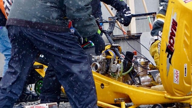 Le capot d'une motoneige ouvert sur le moteur Le capot d'une motoneige ouvert sur le moteur